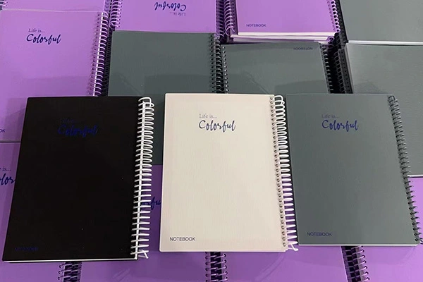 Wprowadzenie na rynek nowego notesu ze spiralą, który zapewnia nowe wrażenia z pisania